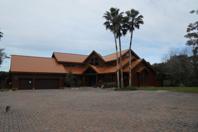 Medium sized and brown modern house exterior in Orlando with metal cladding.
