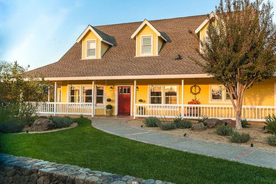 Zweistöckige Country Holzfassade Haus mit gelber Fassadenfarbe und Flachdach in Los Angeles