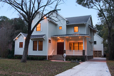 Foto de fachada de casa blanca de estilo americano grande de dos plantas con revestimiento de vinilo y techo verde
