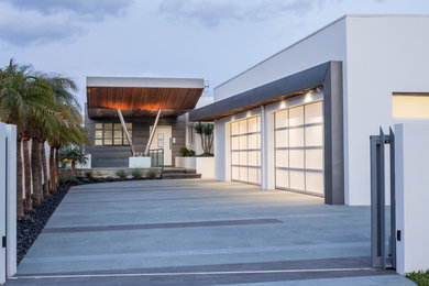 Foto de fachada blanca moderna grande de dos plantas con revestimientos combinados