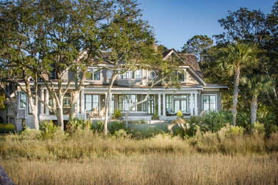 Großes, Zweistöckiges Einfamilienhaus mit Mix-Fassade, grauer Fassadenfarbe und Schindeldach in Charleston