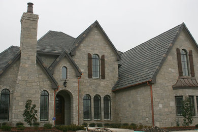 オースティンにあるラグジュアリーな巨大なトラディショナルスタイルのおしゃれな家の外観 (石材サイディング) の写真