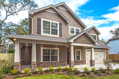 Foto de fachada de casa beige de estilo americano de tamaño medio de dos plantas con revestimientos combinados y tejado de teja de madera