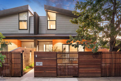 Große, Zweistöckige Moderne Doppelhaushälfte mit Mix-Fassade, bunter Fassadenfarbe, Halbwalmdach und Blechdach in Melbourne