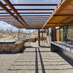 Ejemplo de fachada de casa marrón, contemporánea, de una planta, con revestimiento de hormigón y tejado plano