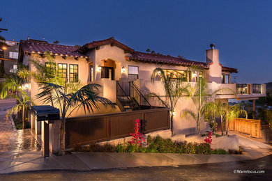 Großes, Zweistöckiges Mediterranes Haus mit Putzfassade, beiger Fassadenfarbe und Satteldach in San Diego