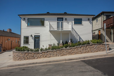 Zweistöckiges Maritimes Haus mit Faserzement-Fassade, weißer Fassadenfarbe und Satteldach in Orange County
