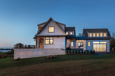 Свежая идея для дизайна: двухэтажный, деревянный дом в морском стиле с двускатной крышей - отличное фото интерьера