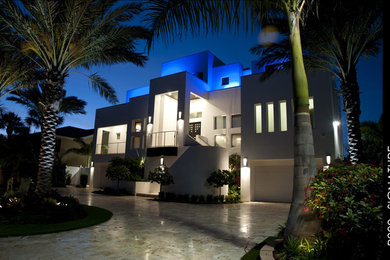 Идея дизайна: большой, трехэтажный, белый дом в современном стиле с облицовкой из цементной штукатурки