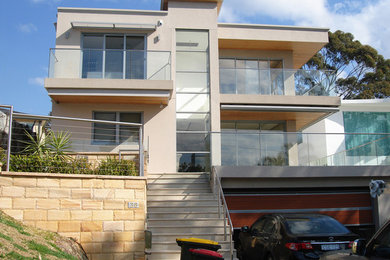 Идея дизайна: трехэтажный, белый частный загородный дом среднего размера в стиле модернизм с облицовкой из бетона