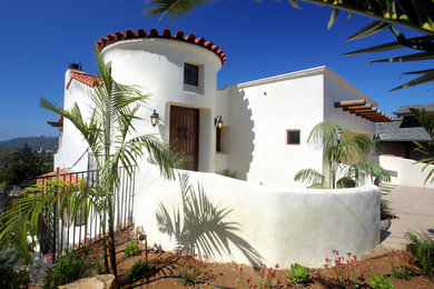 サンタバーバラにある中くらいな地中海スタイルのおしゃれな家の外観 (漆喰サイディング) の写真