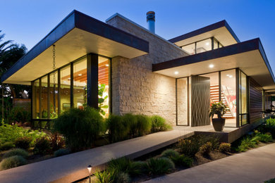 Diseño de fachada de casa gris moderna grande de dos plantas con revestimientos combinados y tejado plano