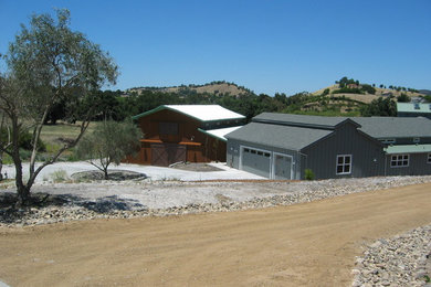 Foto della facciata di una casa ampia country con copertura mista