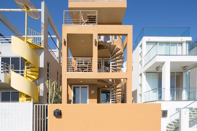 ロサンゼルスにあるビーチスタイルのおしゃれな家の外観の写真