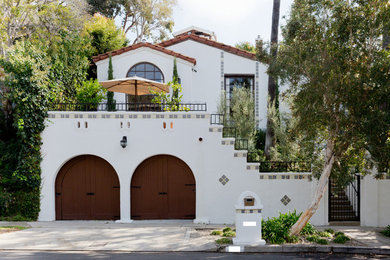 ロサンゼルスにある地中海スタイルのおしゃれな白い家 (外階段) の写真