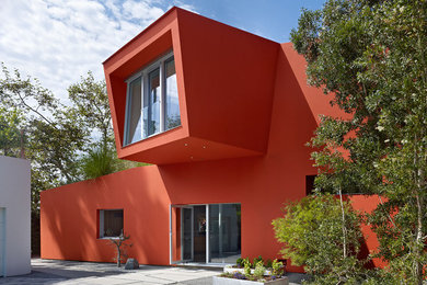 Imagen de fachada de casa roja moderna de dos plantas