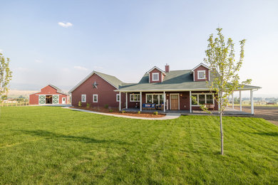 Immagine della villa rossa country a un piano di medie dimensioni con rivestimento in legno, tetto a capanna e copertura a scandole