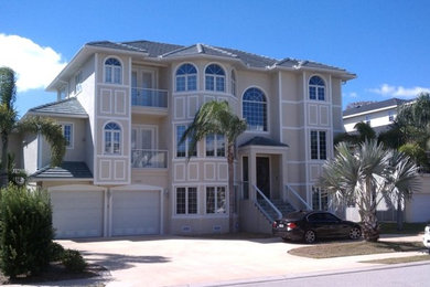 Example of a classic exterior home design in Tampa