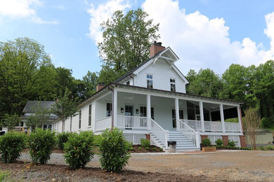 Imagen de fachada de casa blanca de estilo americano grande de dos plantas
