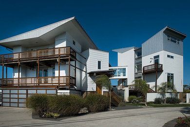Пример оригинального дизайна: огромный, трехэтажный, серый частный загородный дом в стиле модернизм с комбинированной облицовкой, односкатной крышей и металлической крышей