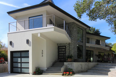 Idee per la villa grande multicolore moderna a due piani con rivestimento in stucco e copertura in metallo o lamiera