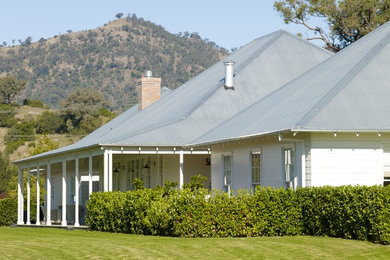 Idee per la facciata di una casa grande bianca country a un piano con rivestimento in legno e tetto a padiglione