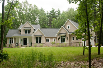 Imagen de fachada de casa beige tradicional renovada de tamaño medio de dos plantas con revestimiento de vinilo, tejado a dos aguas y tejado de teja de barro