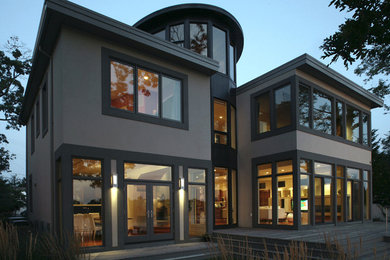 他の地域にあるコンテンポラリースタイルのおしゃれな家の外観 (漆喰サイディング) の写真