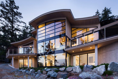 Diseño de fachada de casa gris contemporánea extra grande de dos plantas con revestimiento de hormigón y tejado plano