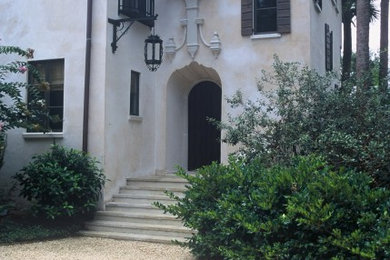 Idées déco pour une façade de maison méditerranéenne.