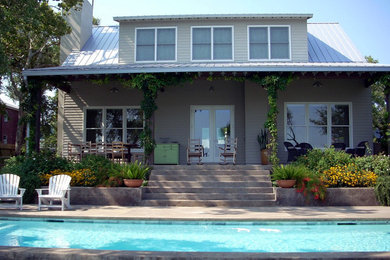 Diseño de fachada gris tradicional de tamaño medio de dos plantas con revestimiento de vinilo y tejado a dos aguas