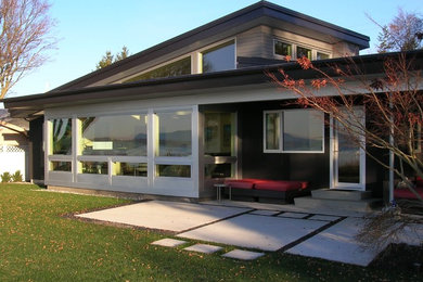 Diseño de fachada gris contemporánea grande de dos plantas con revestimientos combinados y tejado a la holandesa