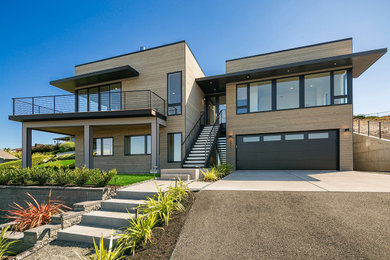 На фото: большой, двухэтажный, деревянный, серый частный загородный дом в стиле модернизм с плоской крышей с
