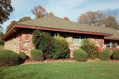 Modelo de fachada de casa roja tradicional de tamaño medio de una planta con revestimiento de ladrillo, tejado a cuatro aguas y tejado de teja de madera