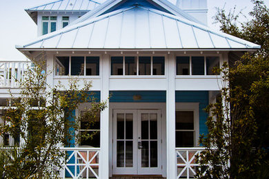 Große, Dreistöckige Maritime Holzfassade Haus mit weißer Fassadenfarbe und Satteldach in Miami
