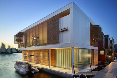シアトルにある高級な小さなコンテンポラリースタイルのおしゃれな家の外観 (混合材サイディング) の写真