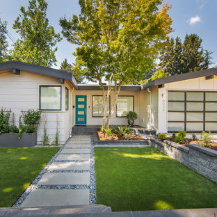 Zweistöckiges, Weißes Retro Einfamilienhaus mit Vinylfassade und Satteldach in Seattle