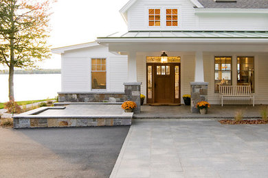 Cette image montre une façade de maison blanche design en panneau de béton fibré à un étage et de taille moyenne avec un toit à deux pans et un toit en shingle.