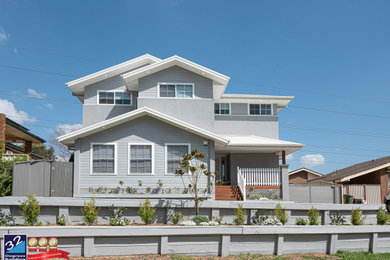 シドニーにある高級なトラディショナルスタイルのおしゃれな家の外観 (コンクリートサイディング) の写真