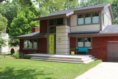 Пример оригинального дизайна: двухэтажный, кирпичный, красный дом в современном стиле с двускатной крышей