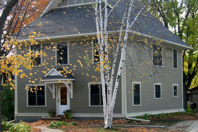 Foto de fachada gris tradicional de tamaño medio de dos plantas con revestimiento de aglomerado de cemento y tejado a cuatro aguas