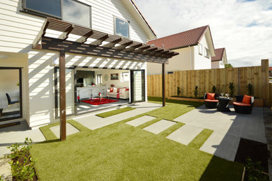 Modelo de fachada de casa bifamiliar beige moderna de dos plantas con revestimiento de madera y tejado de teja de barro