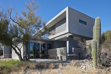 Diseño de fachada de casa gris moderna pequeña de dos plantas con revestimiento de metal y tejado plano