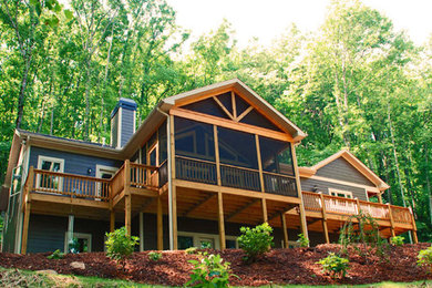 Imagen de fachada de casa azul de estilo americano de tamaño medio de dos plantas con revestimiento de madera y tejado a dos aguas