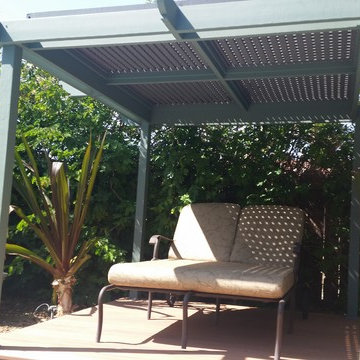 Shade pergola for a double chaise-lounge