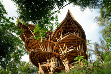 Bild på ett mycket stort tropiskt hus, med tre eller fler plan och tak i shingel