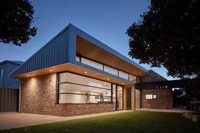 Einstöckiges, Kleines Modernes Einfamilienhaus mit Backsteinfassade, Blechdach, bunter Fassadenfarbe, Pultdach und grauem Dach in Perth