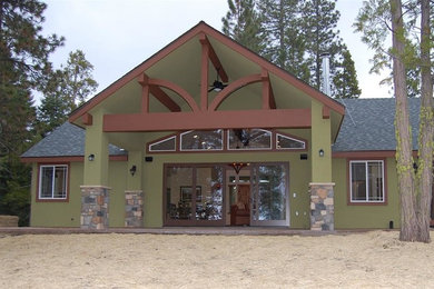 Cette photo montre une façade de maison montagne.