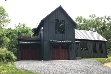 Imagen de fachada de casa gris campestre grande de dos plantas con revestimiento de madera, tejado a dos aguas y tejado de metal
