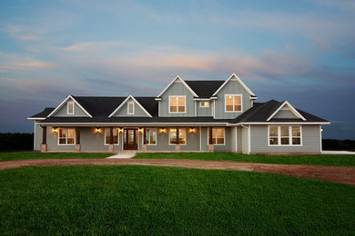 Imagen de fachada de casa gris de estilo de casa de campo extra grande de dos plantas con revestimiento de madera, tejado a dos aguas y tejado de teja de madera
